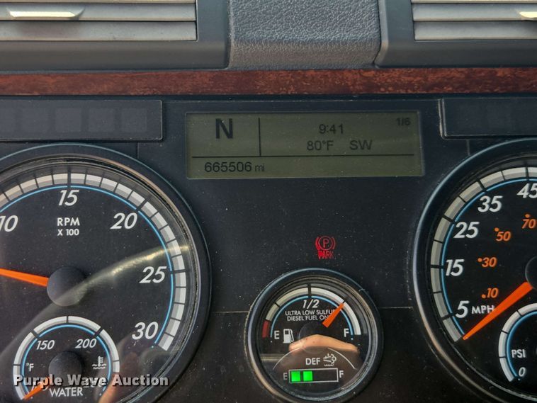 image for item FB9386 2018 Freightliner Cascadia125 semi truck