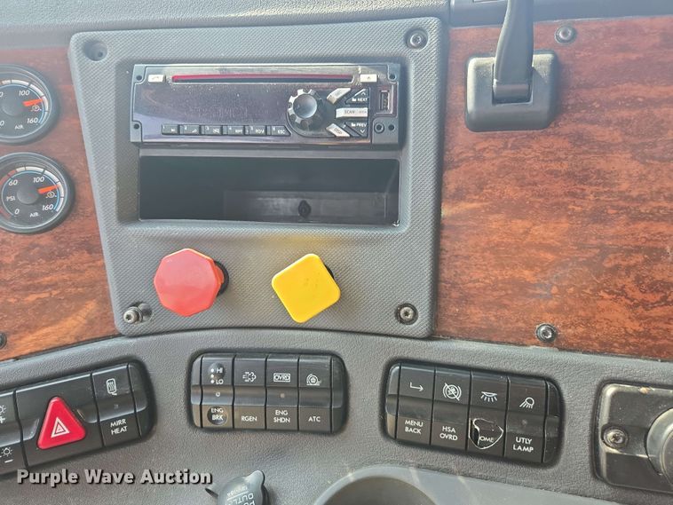 image for item FB9386 2018 Freightliner Cascadia125 semi truck