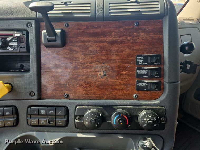 image for item FB9386 2018 Freightliner Cascadia125 semi truck