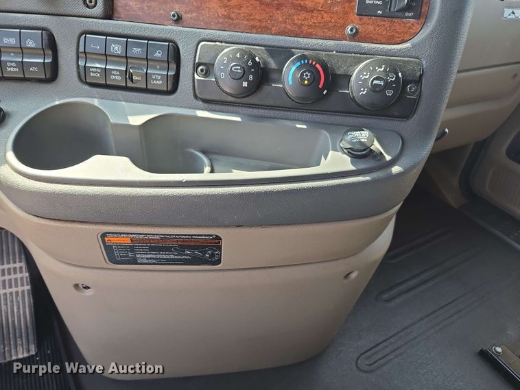 image for item FB9386 2018 Freightliner Cascadia125 semi truck