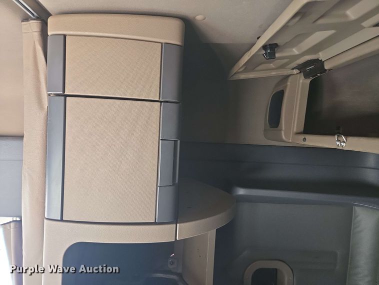 image for item FB9386 2018 Freightliner Cascadia125 semi truck