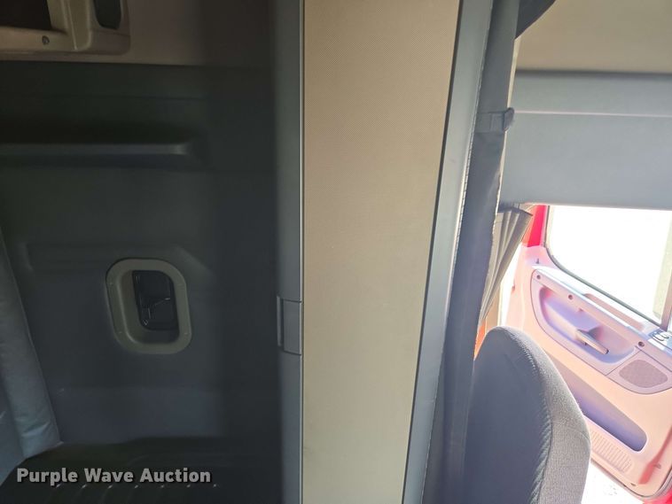 image for item FB9386 2018 Freightliner Cascadia125 semi truck