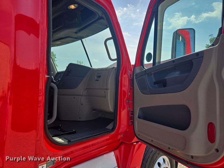 image for item FB9386 2018 Freightliner Cascadia125 semi truck