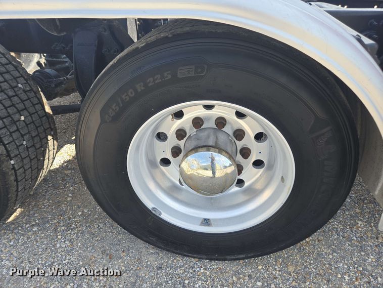 image for item FB9386 2018 Freightliner Cascadia125 semi truck