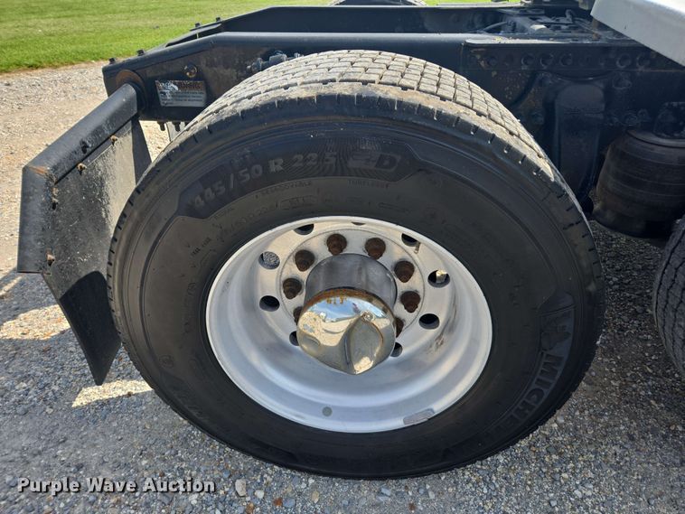 image for item FB9386 2018 Freightliner Cascadia125 semi truck