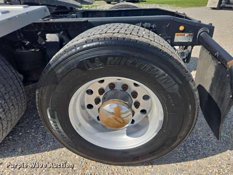 image for item FB9386 2018 Freightliner Cascadia125 semi truck