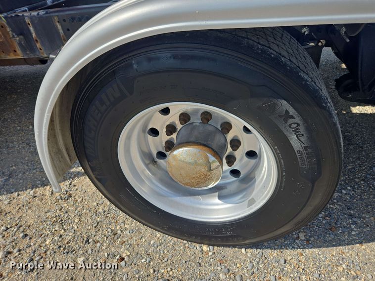 image for item FB9386 2018 Freightliner Cascadia125 semi truck