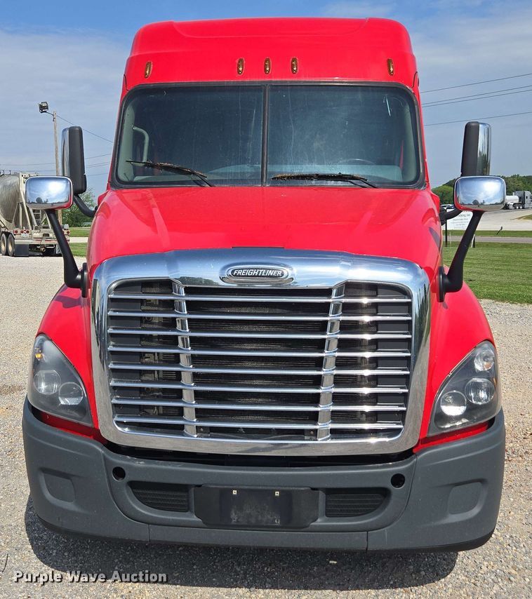 image for item FB9387 2018 Freightliner Cascadia 125 semi truck