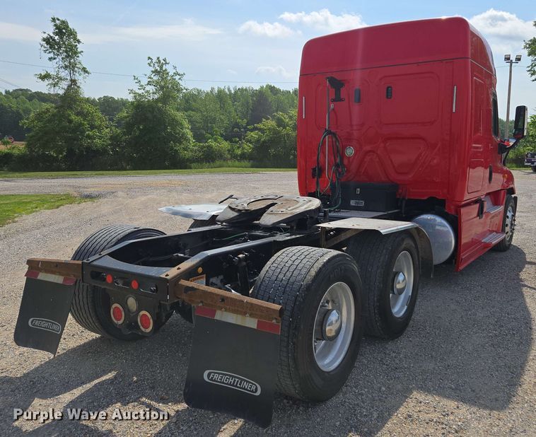 image for item FB9387 2018 Freightliner Cascadia 125 semi truck