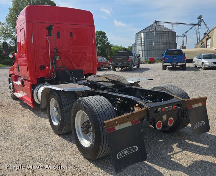 image for item FB9387 2018 Freightliner Cascadia 125 semi truck