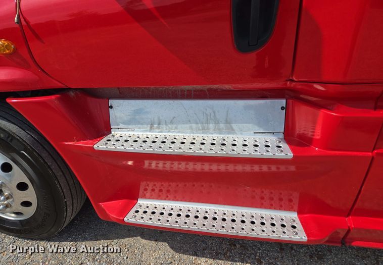 image for item FB9387 2018 Freightliner Cascadia 125 semi truck