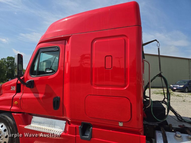 image for item FB9387 2018 Freightliner Cascadia 125 semi truck