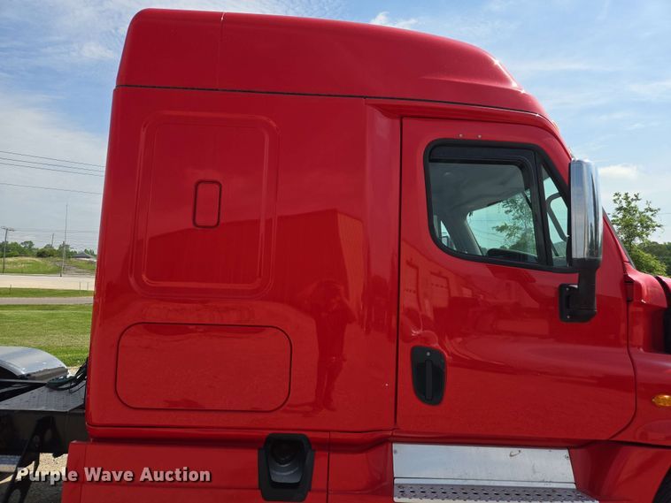image for item FB9387 2018 Freightliner Cascadia 125 semi truck