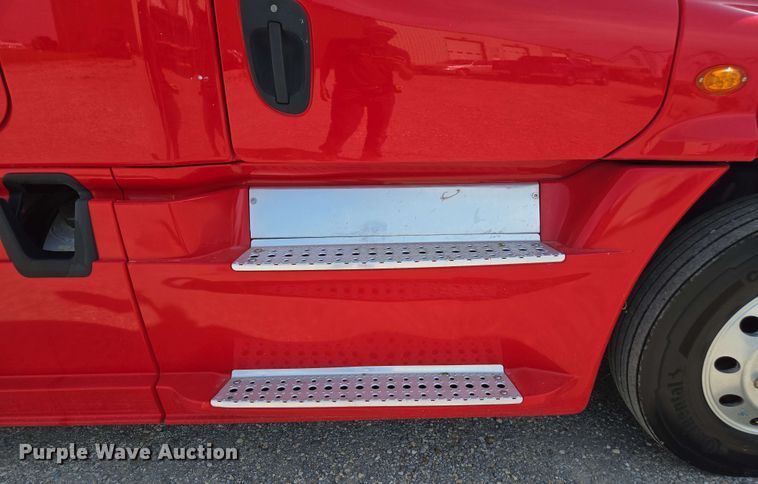 image for item FB9387 2018 Freightliner Cascadia 125 semi truck