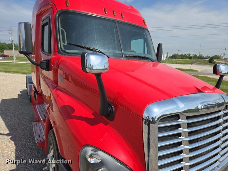 image for item FB9387 2018 Freightliner Cascadia 125 semi truck