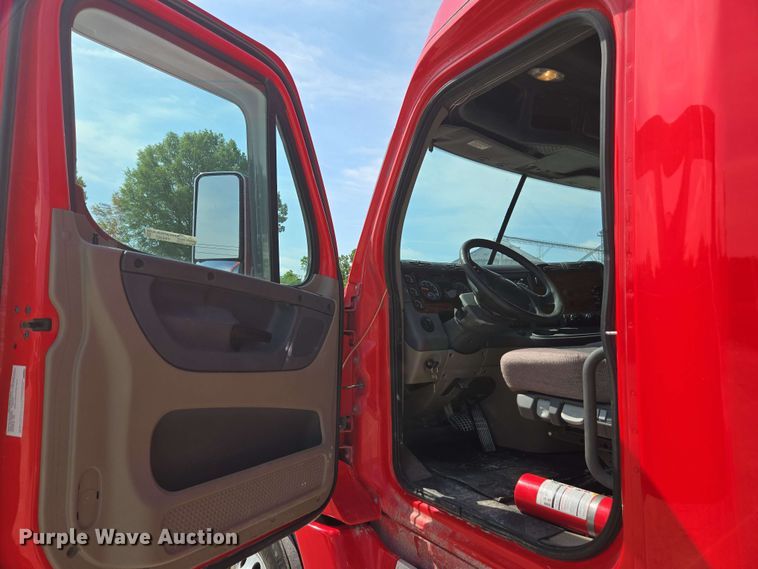 image for item FB9387 2018 Freightliner Cascadia 125 semi truck