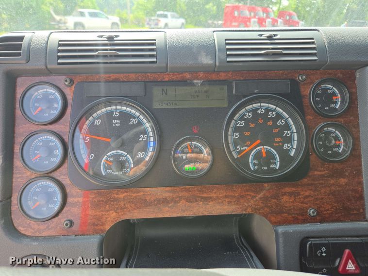 image for item FB9387 2018 Freightliner Cascadia 125 semi truck