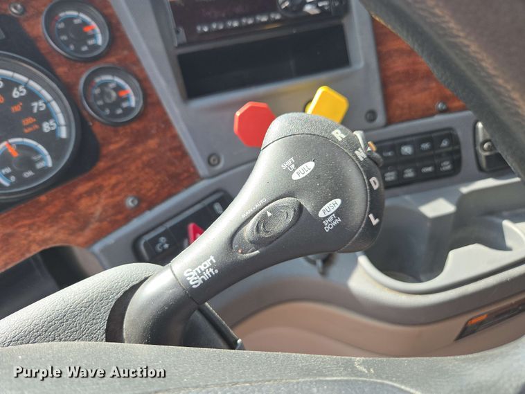 image for item FB9387 2018 Freightliner Cascadia 125 semi truck