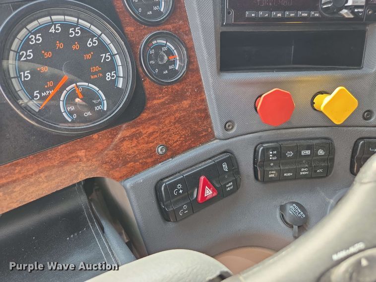 image for item FB9387 2018 Freightliner Cascadia 125 semi truck