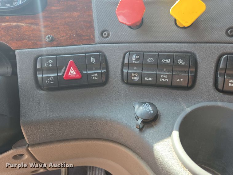 image for item FB9387 2018 Freightliner Cascadia 125 semi truck