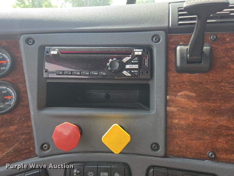 image for item FB9387 2018 Freightliner Cascadia 125 semi truck