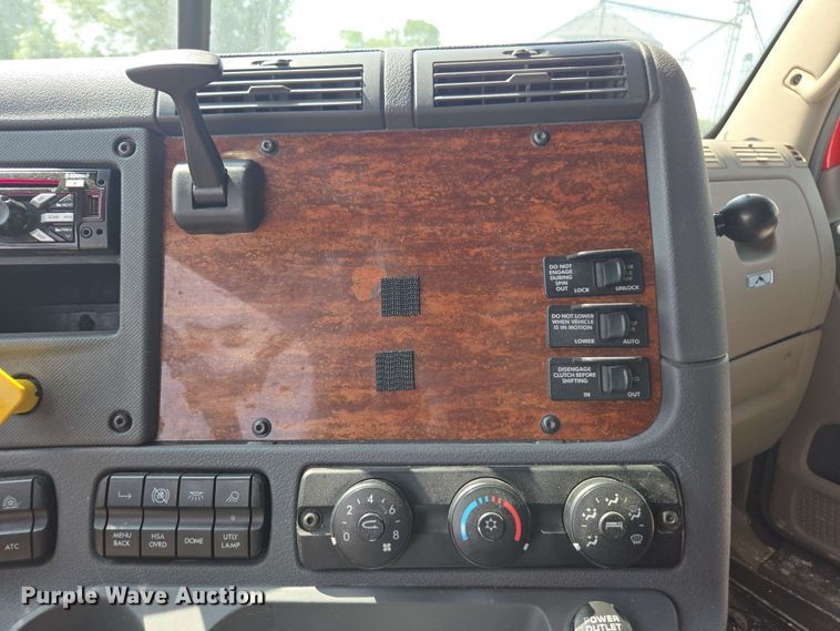 image for item FB9387 2018 Freightliner Cascadia 125 semi truck