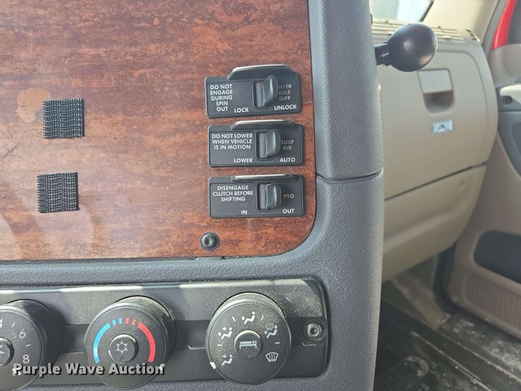 image for item FB9387 2018 Freightliner Cascadia 125 semi truck