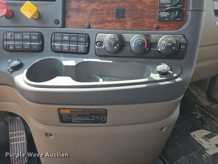 image for item FB9387 2018 Freightliner Cascadia 125 semi truck