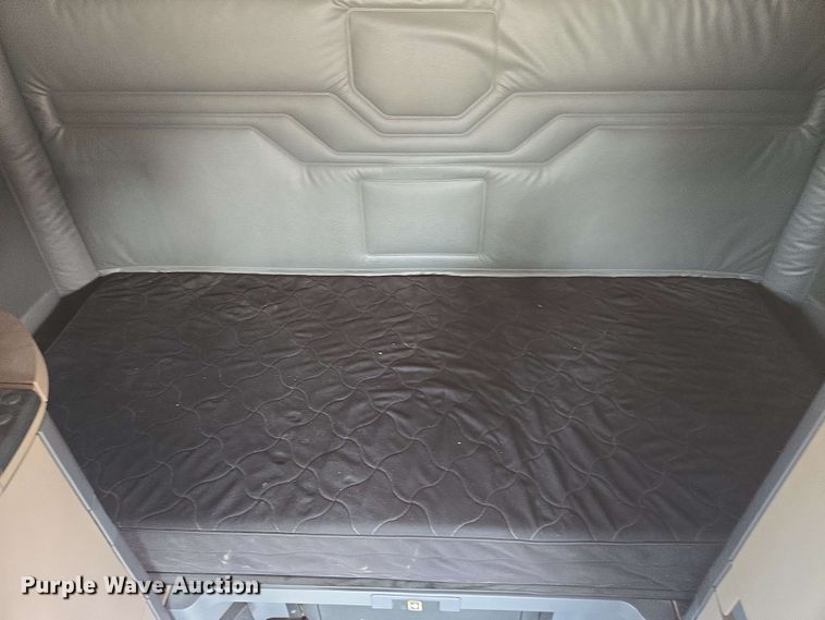 image for item FB9387 2018 Freightliner Cascadia 125 semi truck