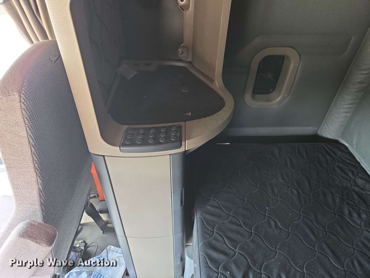 image for item FB9387 2018 Freightliner Cascadia 125 semi truck