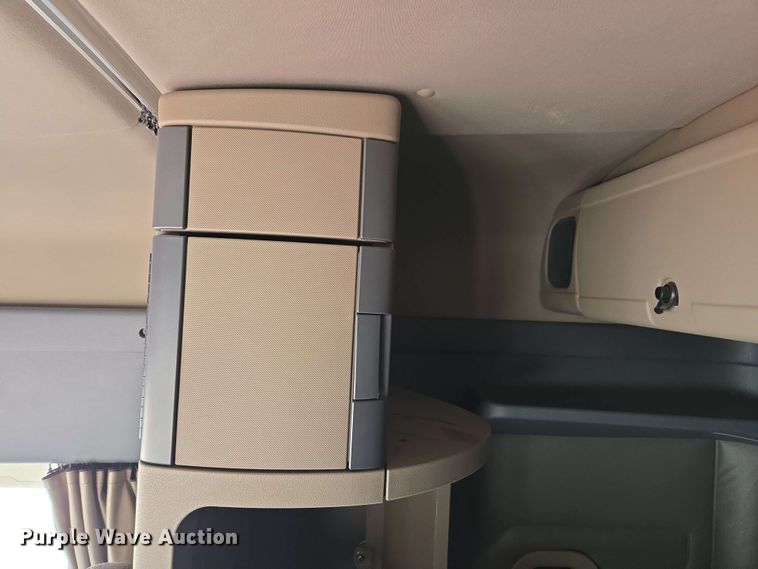 image for item FB9387 2018 Freightliner Cascadia 125 semi truck