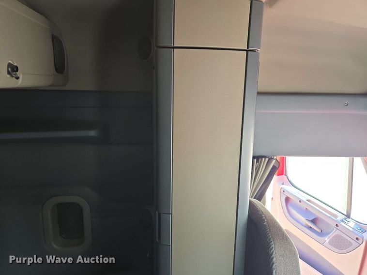 image for item FB9387 2018 Freightliner Cascadia 125 semi truck