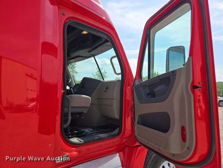 image for item FB9387 2018 Freightliner Cascadia 125 semi truck