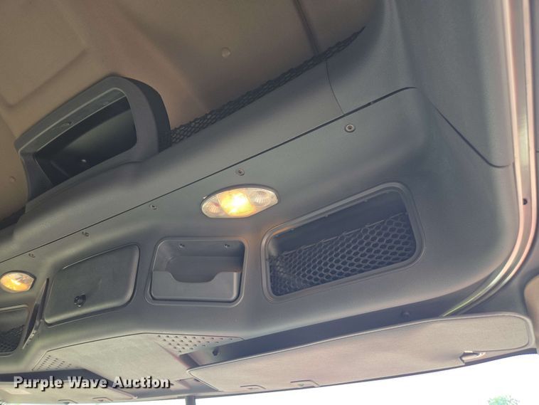 image for item FB9387 2018 Freightliner Cascadia 125 semi truck