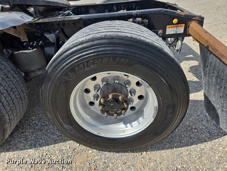 image for item FB9387 2018 Freightliner Cascadia 125 semi truck