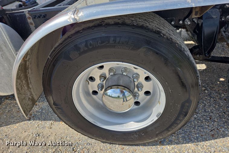 image for item FB9387 2018 Freightliner Cascadia 125 semi truck