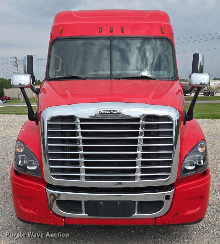 image for item FB9388 2018 Freightliner Cascadia125 semi truck