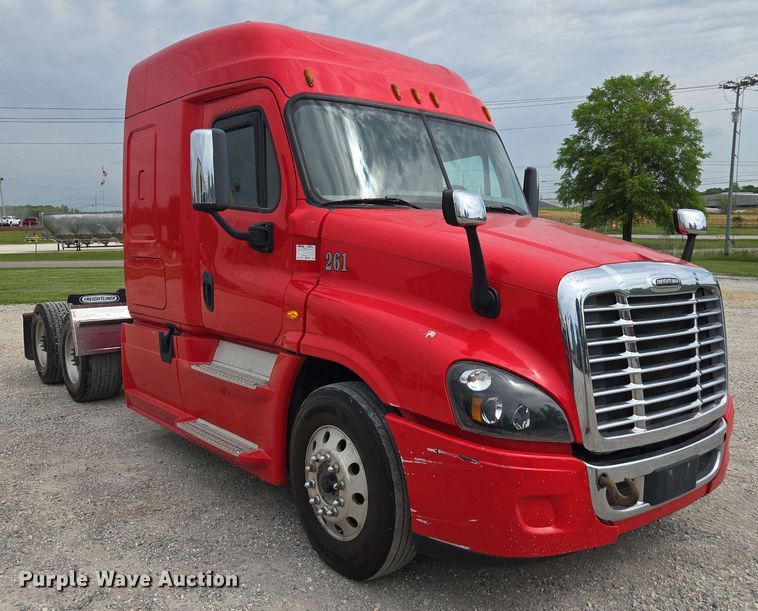 image for item FB9388 2018 Freightliner Cascadia125 semi truck
