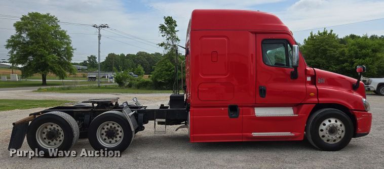 image for item FB9388 2018 Freightliner Cascadia125 semi truck