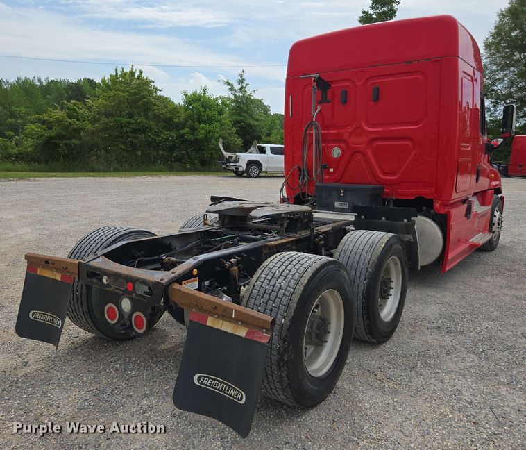 image for item FB9388 2018 Freightliner Cascadia125 semi truck
