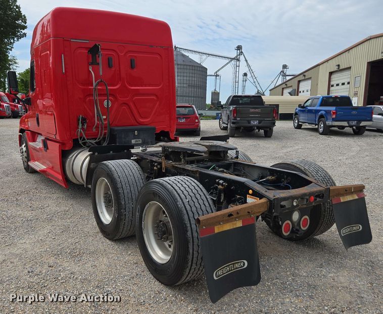 image for item FB9388 2018 Freightliner Cascadia125 semi truck