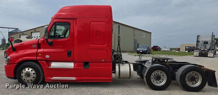 image for item FB9388 2018 Freightliner Cascadia125 semi truck