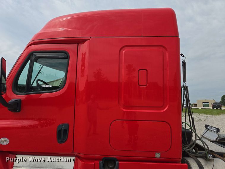image for item FB9388 2018 Freightliner Cascadia125 semi truck