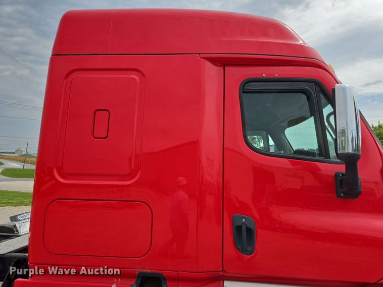 image for item FB9388 2018 Freightliner Cascadia125 semi truck