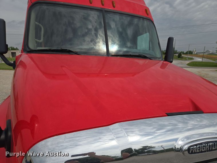 image for item FB9388 2018 Freightliner Cascadia125 semi truck