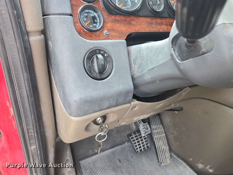 image for item FB9388 2018 Freightliner Cascadia125 semi truck