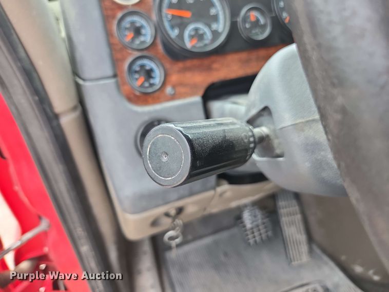 image for item FB9388 2018 Freightliner Cascadia125 semi truck