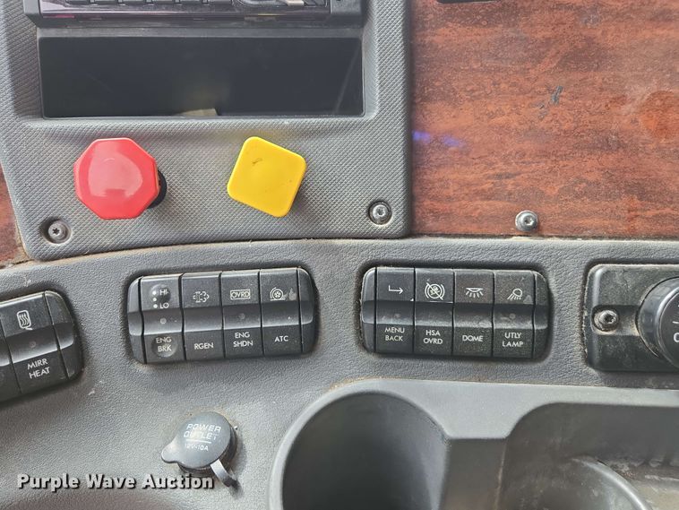 image for item FB9388 2018 Freightliner Cascadia125 semi truck