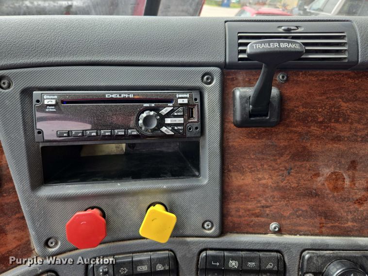 image for item FB9388 2018 Freightliner Cascadia125 semi truck