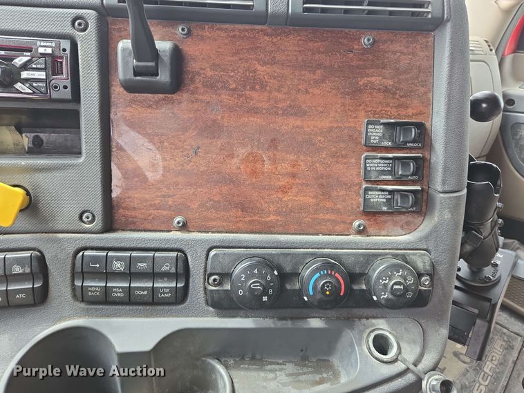 image for item FB9388 2018 Freightliner Cascadia125 semi truck